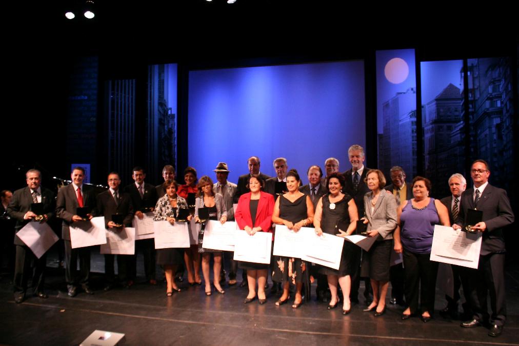 Maria Encarnacion recebe Medalha Cidade de Porto Alegre.